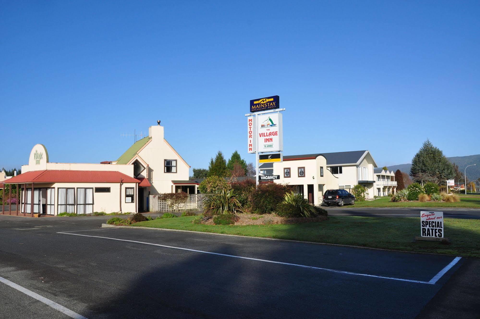 The Village Inn Hotel Te Anau Exteriör bild